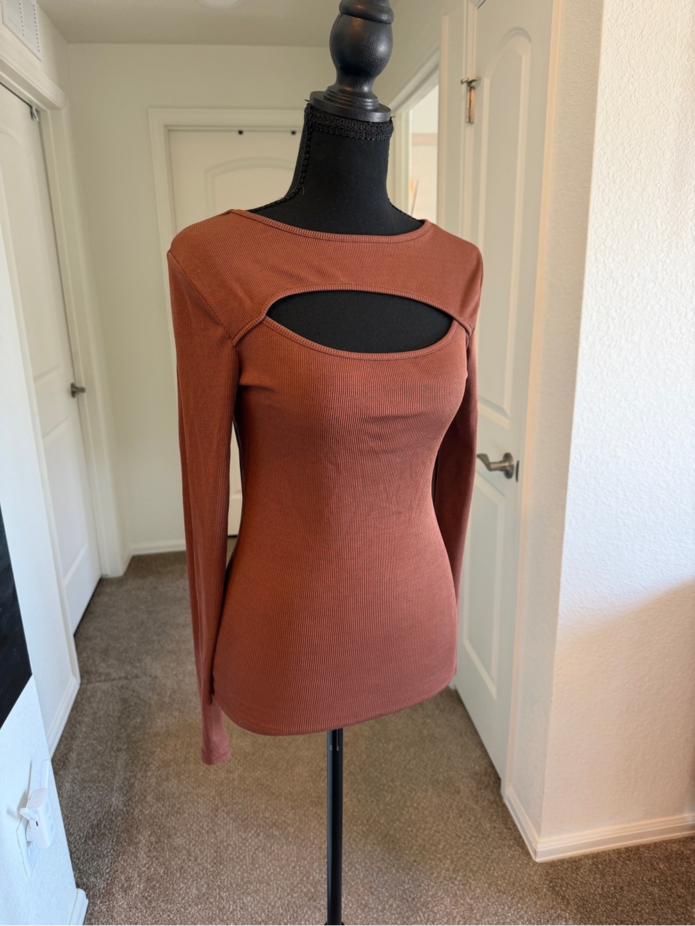 🪩 3/$10 Rust Cutout Long-Sleeve Top